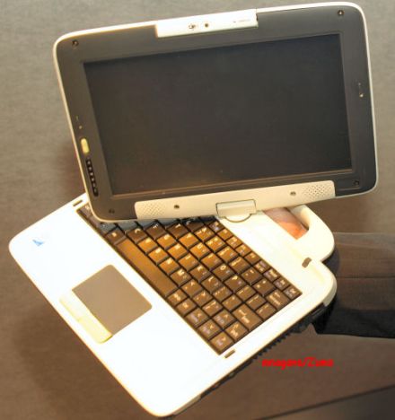 Intel Classmate cu ecran touchscreen si rabatabil Intel Classmate cu ecran touchscreen si rabatabil