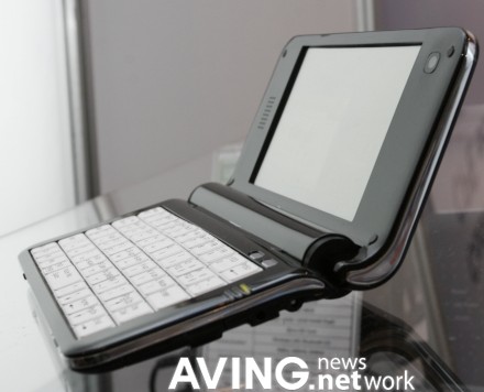 Dispozitivul este dotat tot cu procesor Intel Atom