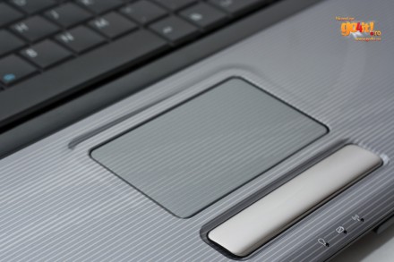 Asus F70 - touchpad-ul are aceeasi culoare ca si carcasa