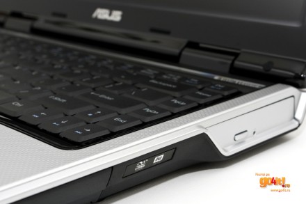 Asus F81 - capacul unitatii optice, integrat in designul carcasei