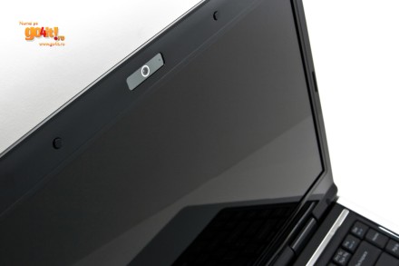 Asus F81 - ecranul de tip glare, iluminat cu LED-uri