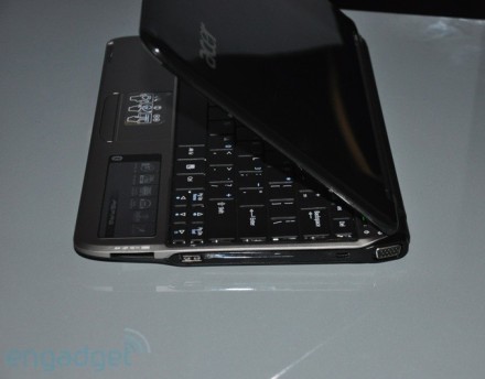 Ultra-portabilul are un profil destul de îngust Ultra-portabilul are un profil destul de îngust