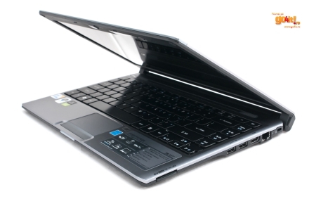 Acer Aspire Timeline 3810T - ecranul relativ subţire, iluminat cu LED-uri
