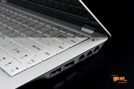 MSI X-Slim X320 - conectorii cu ornamente cromate