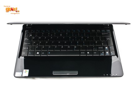 Tastatura seamănă cu cea de la modelele de 10.1