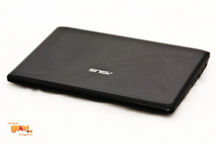 Netbook-ul are în pachet o husă de protecţie neagră
