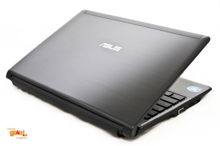 Asus UL30 cu carcasă parţial din aluminiu