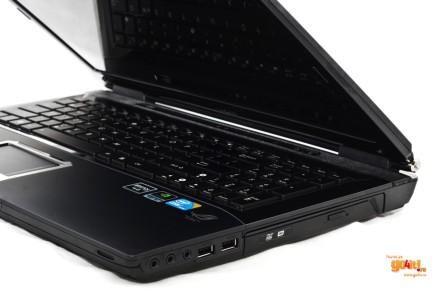 Laptopul are 4 cm grosime şi încape într-o geantă de 15.6