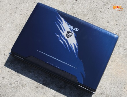 Asus G60 - sigla şi banda subţire se sub ea sunt iluminate