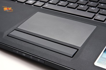 Touchpad-ul este precis şi are dimensiuni generoase