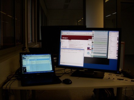 Un laptop şi un monitor de 27 Un laptop şi un monitor de 27