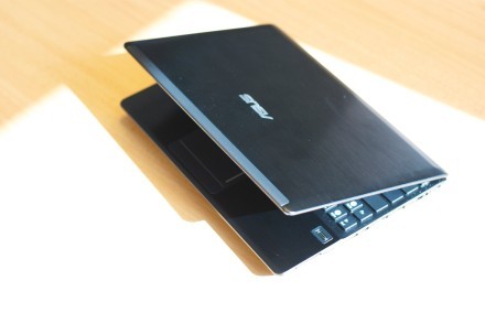 Asus Eee PC 1018P cu carcasă din aluminiu mătuit