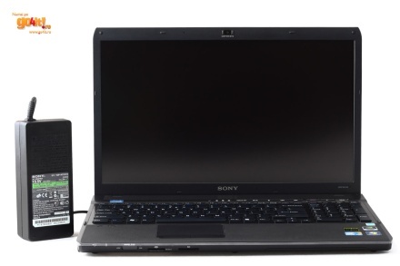 Sony VAIO F şi încărcătorul destul de voluminos