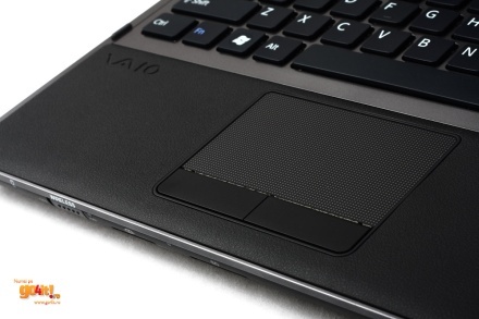 Touchpad-ul multi-touch, înconjurat de restpad