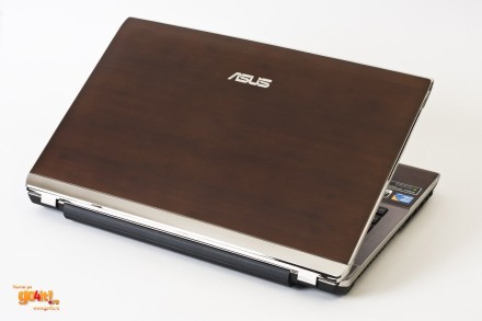 Asus U53J - lemnul este plăcut la atingere