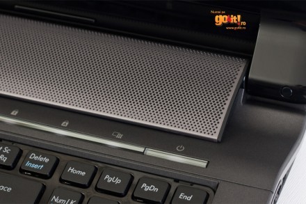 Butonul de pornire, alături de tastatura chiclet cu suport lucios