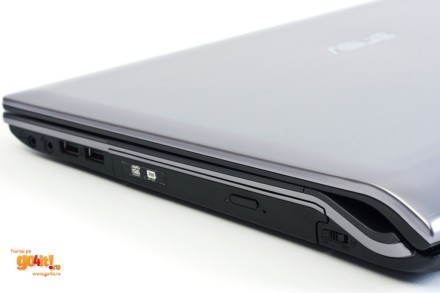 Asus N53J cu o greutate de 2,71 kg