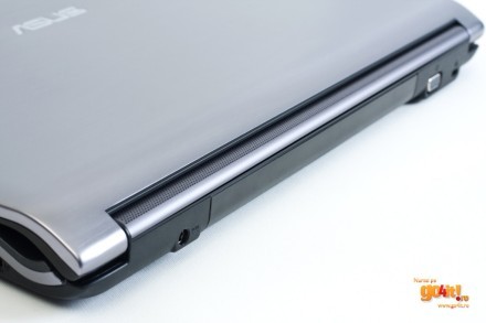 Asus N53J - un singur port pe latura din spate, alături de alimentare