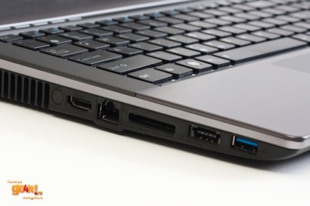 Un port USB albastru, specific standardului 3.0