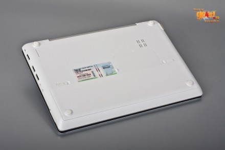 Asus 1018P - bateria integrată perfect în carcasă
