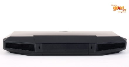 Asus G53J - spatele seamănă cu cel al portabilelor Lambroghini