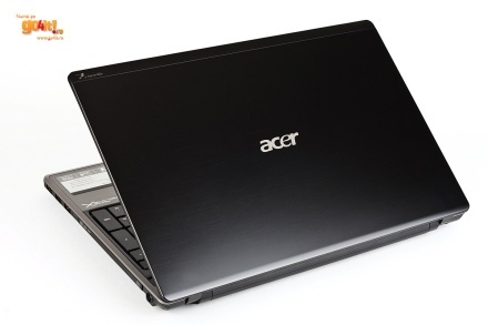 Acer TimelineX 5820TG cu o carcasă parţial metalică