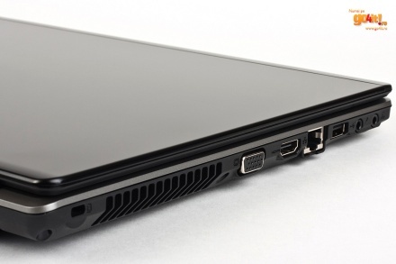 Acer TimelineX 5820TG - conectorii şi fanta de evacuare