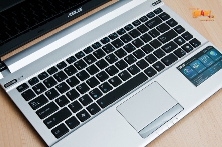 Asus U36 - tastatura modelului argintiu