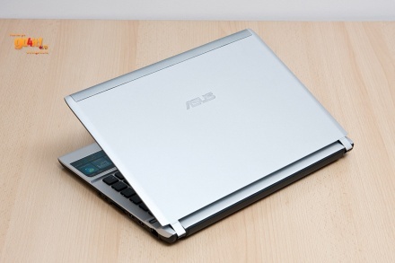 Asus U36 - suprafeţele metalice nu sunt un magnet pentru amprente
