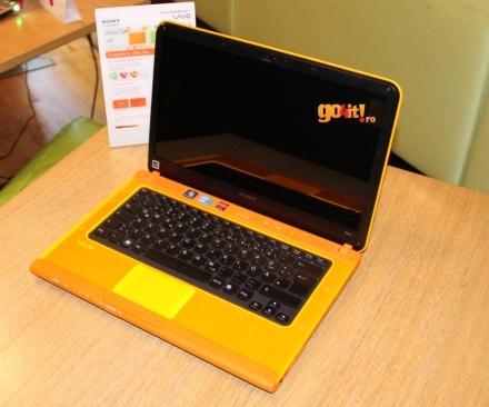 Sony VAIO CA cu carcasa portocalie