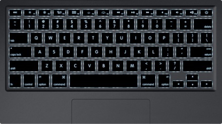 MacBook Air - tatatura iluminată