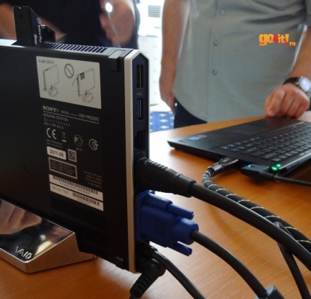 Sony VAIO Z - conectorii de pe Power Media Dock