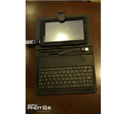 Tableta Aakash într-o husă cu tastatură integrată Tableta Aakash într-o husă cu tastatură integrată