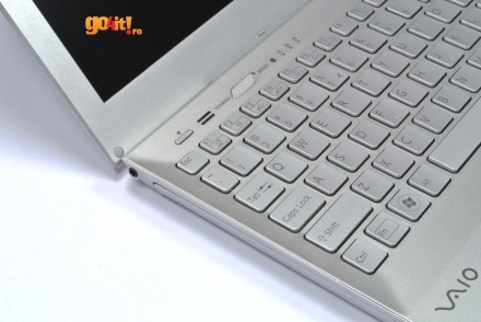 Butonul Eject, difuzorul şi comutatorul pentru placa video