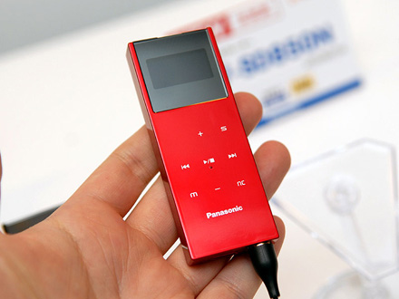 Pentru D-Snap, Panasonic foloseşte un design simplu, fără forme complicate