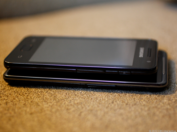 Samsung Galaxy Player 4.2 şi Galaxy Player 3.6 - vedere din profil