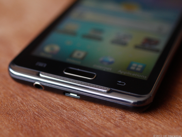 Samsung Galaxy Player 4.2 şi 3.6 - difuzorul extern şi conectorul pentru căşti