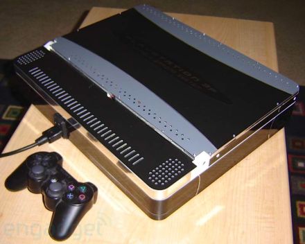 Laptopul PS3 şi controller-ul Sixaxis Laptopul PS3 şi controller-ul Sixaxis