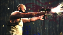 Max îşi arată costumaţia din jocul Max Payne 3