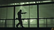 Max îşi arată costumaţia din jocul Max Payne 3