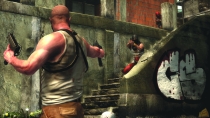 Max îşi arată costumaţia din jocul Max Payne 3