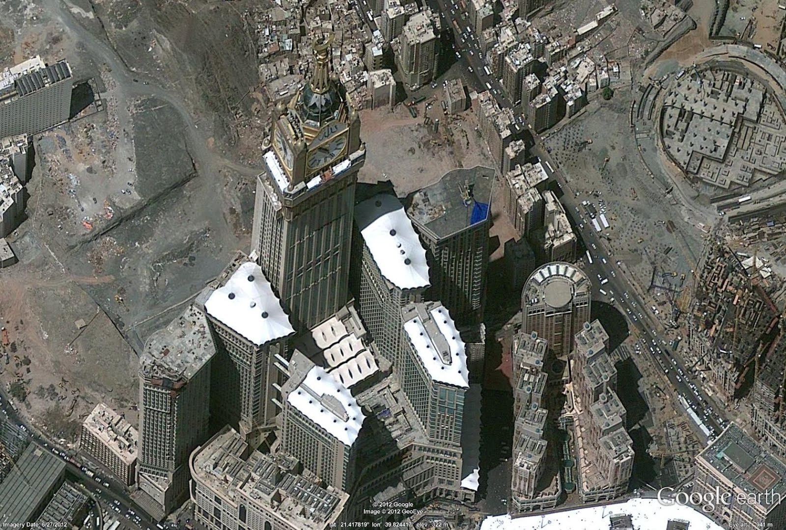 Видеть в реальном времени. Абрадж Аль-Бейт. Абрадж Аль-Бейт Мекка. Мекка Google Earth. Мекка со спутника.