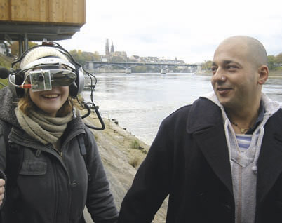 O vizitatoare augmentată cu sistemul lifeClipper. Da, cam aşa ai arăta şi tu în aceleaşi condiţii.