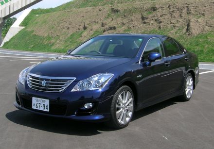 Toyota Crown - un sedan hibrid vandut in Statele Unite