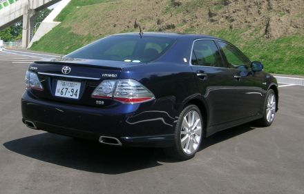 Toyota Crown ar trebui sa fie o masina foarte silentiosa in interior