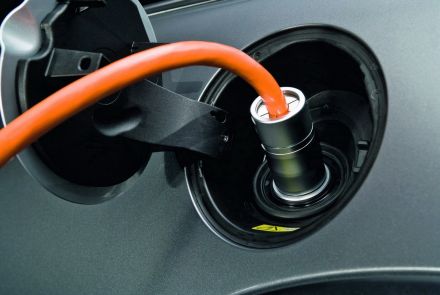 Mini E - alimentarea se face de la un panou electric special Mini E - alimentarea se face de la un panou electric special