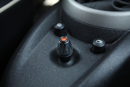 Accesul la facilităţile MINI Connected se face cu acest joystick