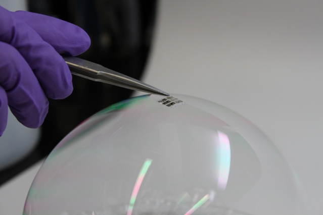 Un nou tip de celulă fotovoltaică ultra-uşoară, poate fi aplicată pe orice tip de suprafaţă Un nou tip de celulă fotovoltaică ultra-uşoară, poate fi aplicată pe orice tip de suprafaţă