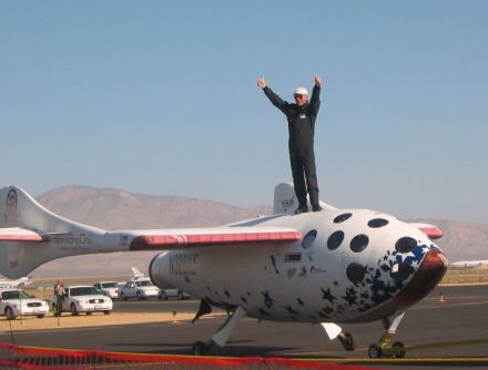 SpaceShipOne şi Mike Melvill după penultimul zbor