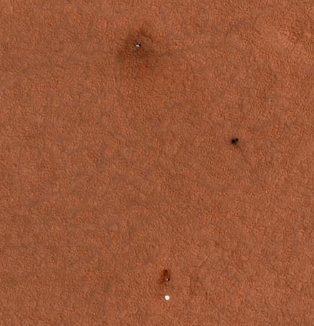 De sus în jos, Phoenix Lander, scutul termic şi paraşuta